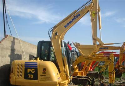 二手挖掘機選購指南 上海功勤工程機械為您提供全國包運的優(yōu)質(zhì)二手60、70、120、200型挖掘機